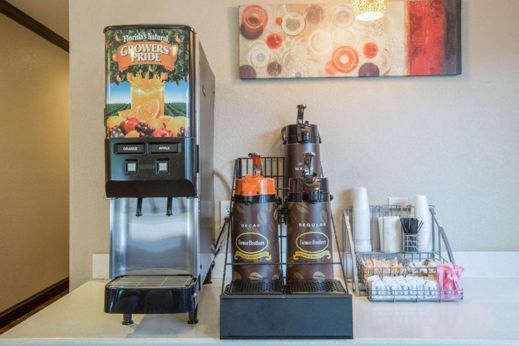 Super 8 By Wyndham Mansfield La Hotel Buitenkant foto