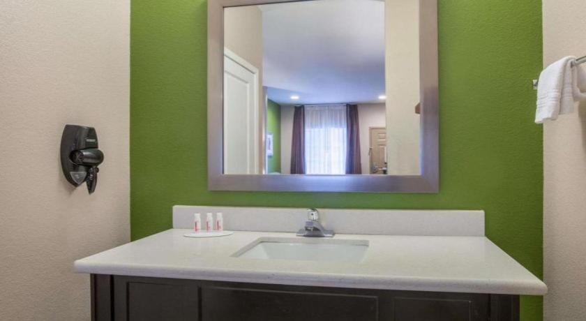 Super 8 By Wyndham Mansfield La Hotel Buitenkant foto